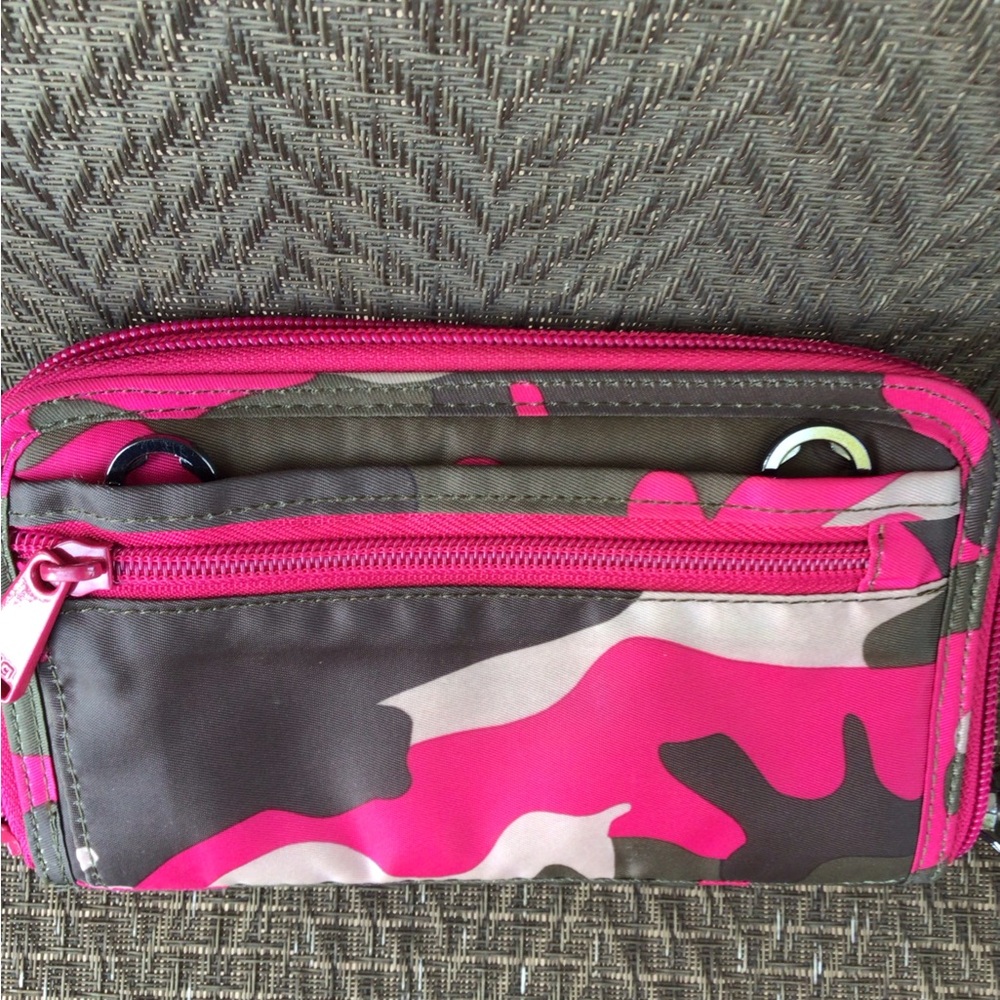 ❌️SOLD❌️Lug Kickflip Pink/Tan/Brown Camo RFID Wallet - Picture 4 of 5